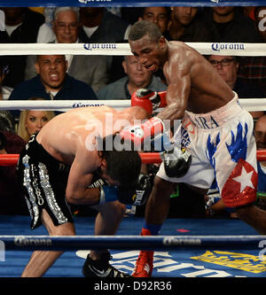 Giugno 8,2013 .Carson CA. (BLK trunk) LA's Alfredo Angulo va solo 10 round con Erislandy Lara al Home Depot Center Sabato notte. Alfredo Angulo stop combattimenti nel mezzo del decimo turno come egli non ha potuto lottare più con un grave gonfiore del suo superiore sinistro occhio e Erislandy Lara ha preso la vittoria di knockout tecnico per il vacante intern super welterweight title. .Foto da Gene Blevins/LA Daily News (credito Immagine: © Gene Blevins/ZUMAPRESS.com) Foto Stock