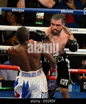 Giugno 8,2013 .Carson CA. (BLK trunk) LA's Alfredo Angulo va solo 10 round con Erislandy Lara al Home Depot Center Sabato notte. Alfredo Angulo stop combattimenti nel mezzo del decimo turno come egli non ha potuto lottare più con un grave gonfiore del suo superiore sinistro occhio e Erislandy Lara ha preso la vittoria di knockout tecnico per il vacante intern super welterweight title. .Foto da Gene Blevins/LA Daily News (credito Immagine: © Gene Blevins/ZUMAPRESS.com) Foto Stock