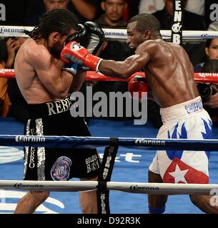 Giugno 8,2013 .Carson CA. (BLK trunk) LA's Alfredo Angulo va solo 10 round con Erislandy Lara al Home Depot Center Sabato notte. Alfredo Angulo stop combattimenti nel mezzo del decimo turno come egli non ha potuto lottare più con un grave gonfiore del suo superiore sinistro occhio e Erislandy Lara ha preso la vittoria di knockout tecnico per il vacante intern super welterweight title. .Foto da Gene Blevins/LA Daily News (credito Immagine: © Gene Blevins/ZUMAPRESS.com) Foto Stock