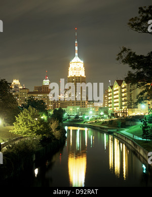 Fiume San Antonio e gli edifici di notte, San Antonio, Texas, Stati Uniti d'America. Foto Stock