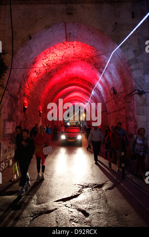 I pedoni a camminare lungo il Patriarcato Armeno Street nel quartiere Armeno di Gerusalemme durante la festa delle luci nella città vecchia di Gerusalemme Est Israele Foto Stock
