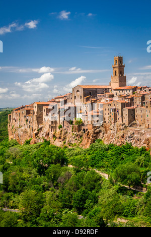 Città di Pitigliano sulla scogliera, Italia Foto Stock