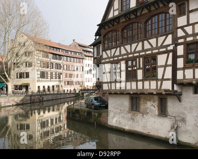 Scenario idilliaco a Strasburgo con la metà case con travi di legno vicino a canal (Alsazia/Francia) Foto Stock