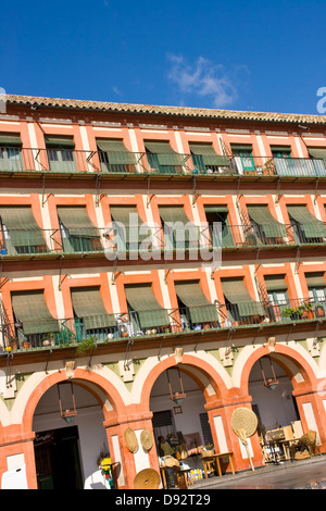 Appartamenti e arcate intorno elegante del xvii secolo Plaza de la Corredera Cordoba Andalusia Andalusia Spagna Europa Foto Stock