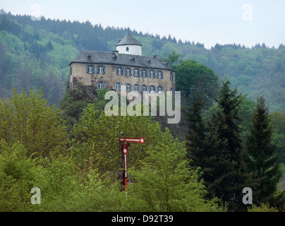 Scenario idilliaco che mostra un piccolo castello nel Vulkan Eifel, che è una regione sui monti Eifel in Germania Foto Stock