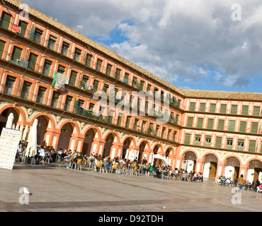 Alfresco cafe cultura nel xvii secolo da Plaza de la Corredera Cordoba Andalusia Andalusia Spagna Europa Foto Stock