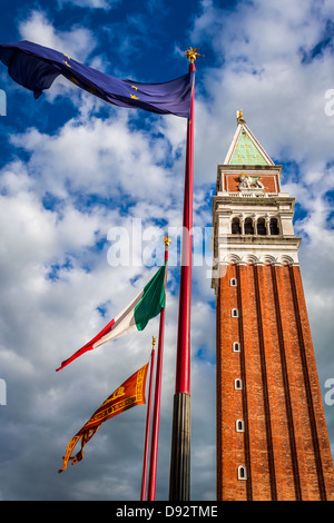 Il campanile e il flag su Piazza San Marco, Venezia Foto Stock