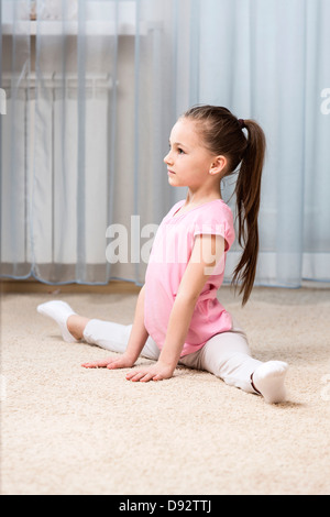 Ballerina ragazza facendo i gruppi nella sua camera da letto Foto Stock