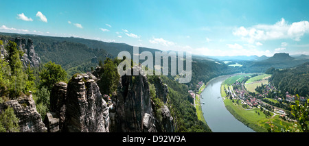 Elba montagne di arenaria e il fiume Elba, in Sassonia, Germania Foto Stock