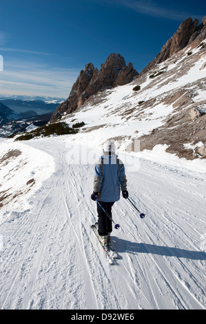 Sciatore con vista delle montagne innevate delle Dolomiti, Alto Adige, Italia, Foto Stock