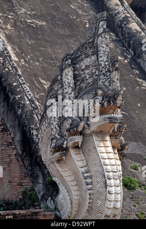 Un serpente o naga custodisce l'ingresso al Wat Chedi Luang, Chiang Mai, Thailandia Foto Stock