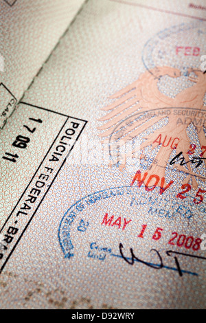 Un passaporto aperto con diversi timbri di ingresso sulle pagine Foto Stock