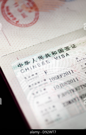 Un passaporto con un visto Cinese in esso, close-up Foto Stock