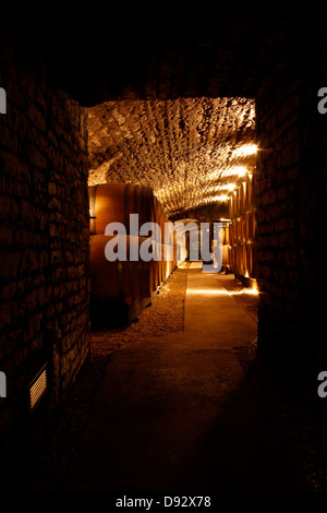 Vista giù il corridoio di una cantina di vini Foto Stock