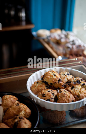 Una varietà di biscotti per la vendita sul display in un coffee shop Foto Stock