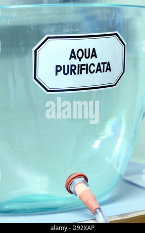 " Purificatore di acqua' etichetta con la scritta in latino Foto Stock