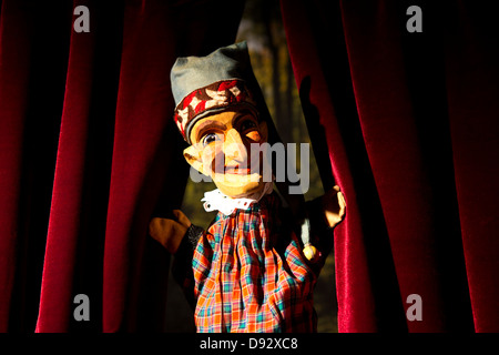 Punzone dal classico teatro dei burattini Punch e Judy il troncaggio le tende sul palco Foto Stock