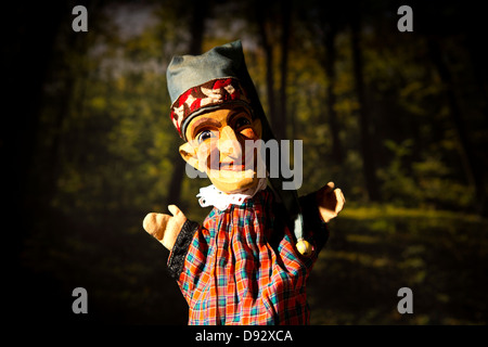 Punzone dal classico teatro dei burattini Punch e Judy in piedi sul palco Foto Stock