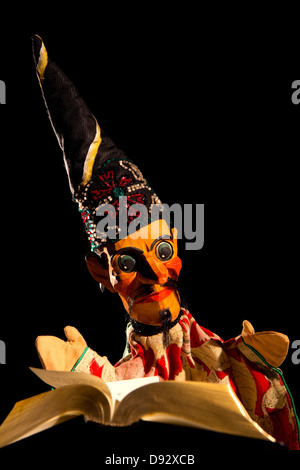 Una procedura guidata dal classico teatro dei burattini Punch e Judy colata di un incantesimo Foto Stock