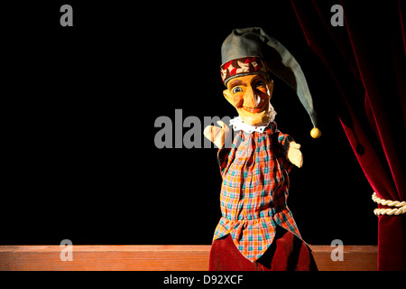 Punzone dal classico teatro dei burattini Punch e Judy seduta sul palco Foto Stock