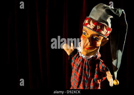 Punzone da spettacolo di burattini Punch e Judy sul palco con orgoglio sorridente Foto Stock