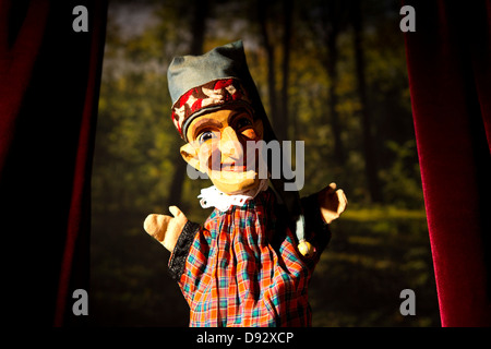 Punzone dal classico teatro dei burattini Punch e Judy in piedi sul palco Foto Stock