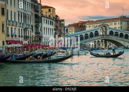 Ristorante e gondole vicino al Ponte di Rialto di Venezia Foto Stock