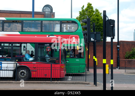 Gli autobus fermato al semaforo, Wolverhampton, West Midlands, England, Regno Unito Foto Stock