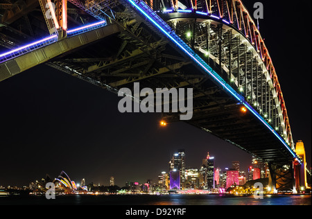 Ampio angolo di visione del Ponte del Porto di Sydney e il Sydney CBD di notte durante l'annuale vivaci festival di illuminazione, Australia Foto Stock