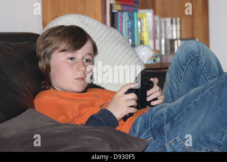 Annoiato boy gaming Foto Stock