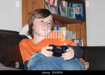 Annoiato boy gaming Foto Stock