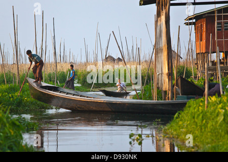 Fatto a mano le barche in legno sono la principale forma di trasporto sul Lago Inle - Myanmar Foto Stock