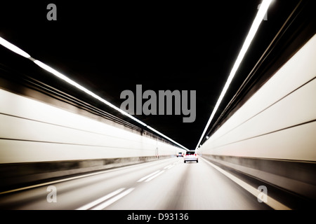 Cars driving attraverso il tunnel Foto Stock