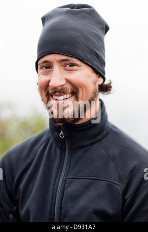 Ritratto di sorridere metà di uomo adulto Foto Stock