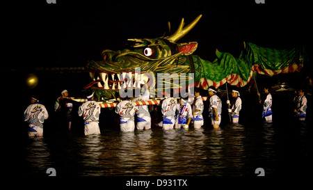 Dragon immettendo il lago Tawaza durante il Festival Ryujin in estate Foto Stock