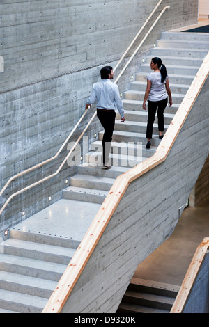 Uomo e donna che cammina su scale Foto Stock