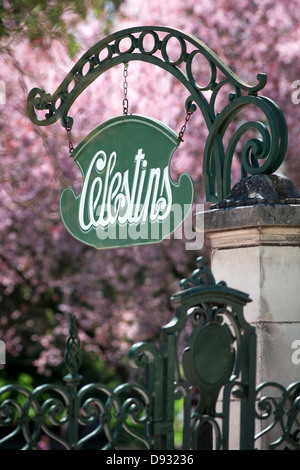 Un retro-style segno che indica il "Celestini' termale molla, a Vichy (Francia). Enseigne rétro de la Source des Celestini. Foto Stock