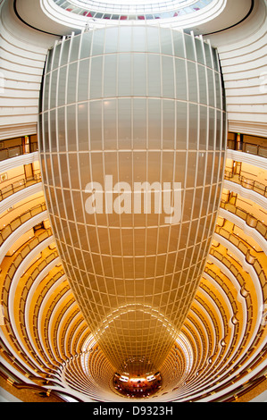 L'atrio centrale della Torre di Jin Mao Grand Hyatt Hotel visto dal di sopra, Pudong, Shanghai, Cina. Foto Stock