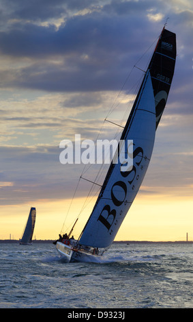 Alex Thomson Racing un Open 60 monohull in un Farr-progettata gara barca a sunrise Foto Stock