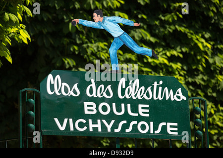 Uno stile retrò segno indicante il 'Clos des Celestini' area per giocare a bocce (Vichy). Enseigne rétro indiquant boulodromme delle Nazioni Unite. Foto Stock