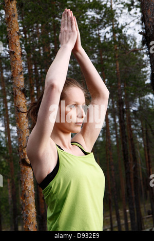 Giovane donna fare yoga Foto Stock