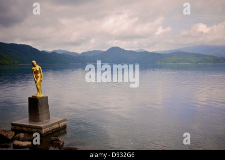 Tatsuko in piedi guardare oltre il Lago di Tazawa in estate Foto Stock