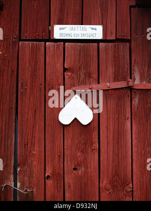 Forma di cuore una decorazione sulla porta della dipendenza Foto Stock