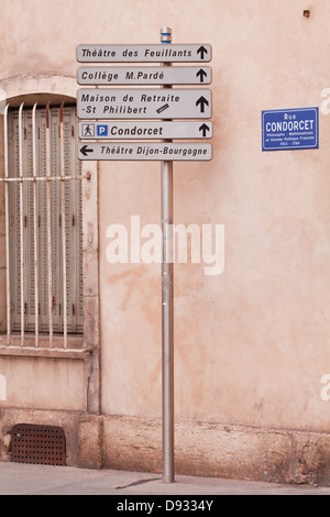 Varie indicazioni nella città di Dijon, Francia. Foto Stock