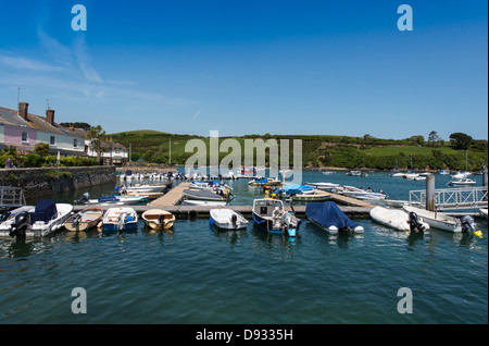 Salcombe,Devon, Inghilterra. Sbarco galleggianti per la maggior parte le barche da diporto, le barche di velocità e di mare e crociere di estuario Foto Stock