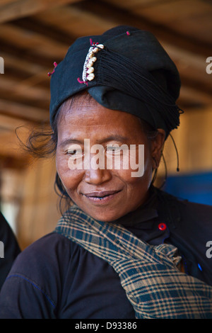 Un ANN donna tribale in abito tradizionale nel suo villaggio nei pressi di Kengtung noto anche come KYAINGTONG - Myanmar Foto Stock