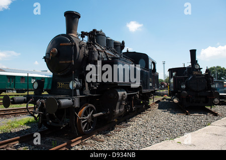 Due vintage locomotive a vapore in museo Foto Stock