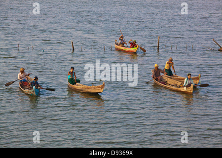 Pescatore sul lago Taungthaman nelle prime ore del mattino - AMARAPURA, MYANMAR Foto Stock