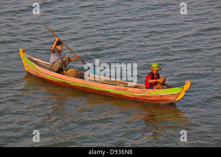 Pescatore sul lago Taungthaman nelle prime ore del mattino - AMARAPURA, MYANMAR Foto Stock