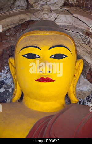 Statua di Buddha nel TAUNG MIN GYI pagoda in complesso AMARAPURA la vecchia capitale reale 11 chilometri da MANDALAY - Myanmar Foto Stock